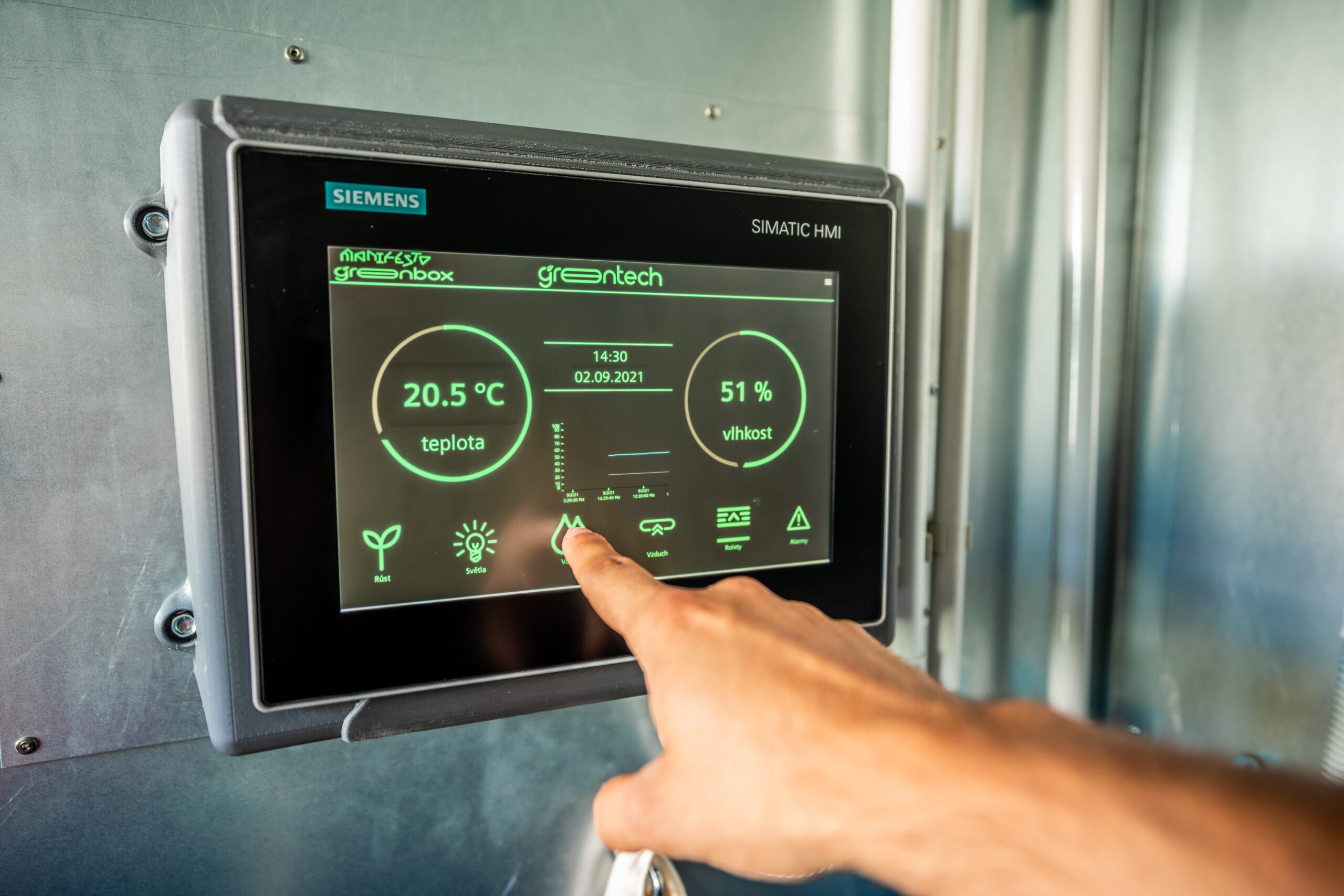 Vizualizace operátorské rozhraní na HMI panelu značky Siemens. 